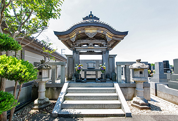 自然と伝統が調和する西善寺の墓地
