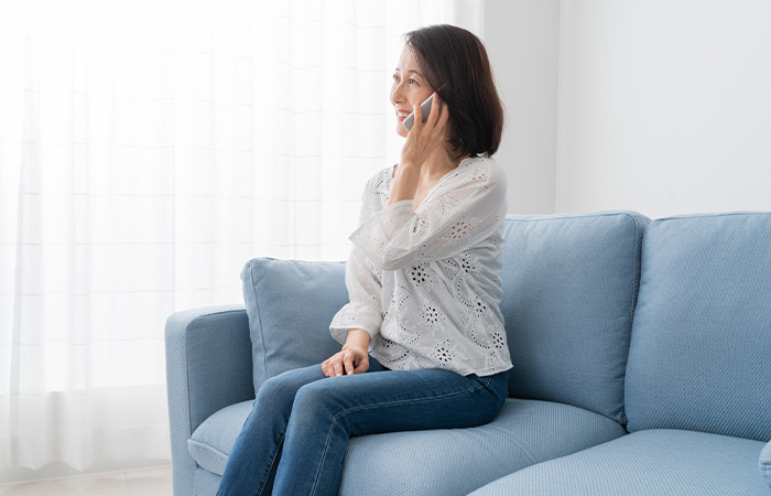 電話するシニア女性